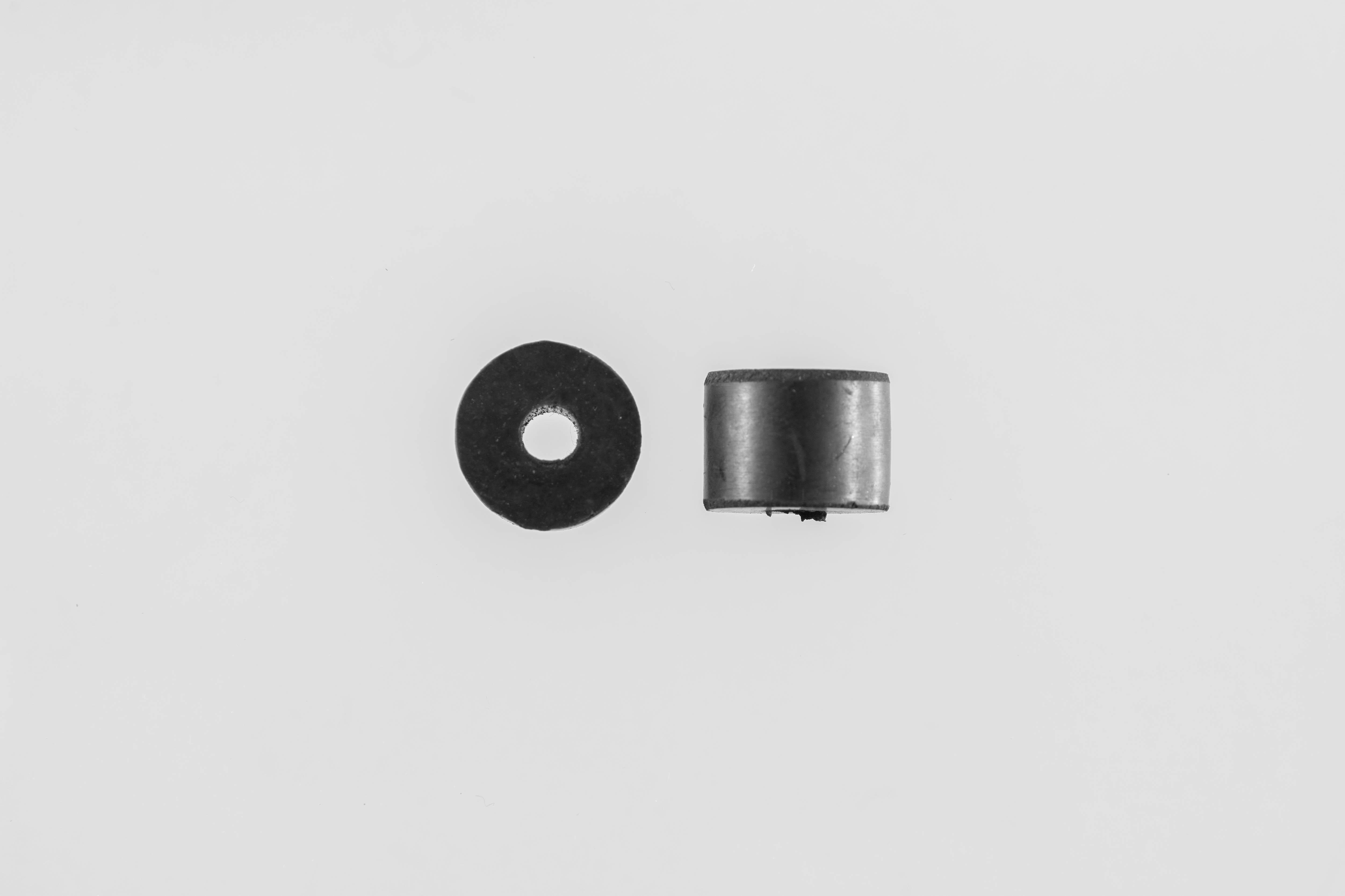Rubber roll for suspension seatpost